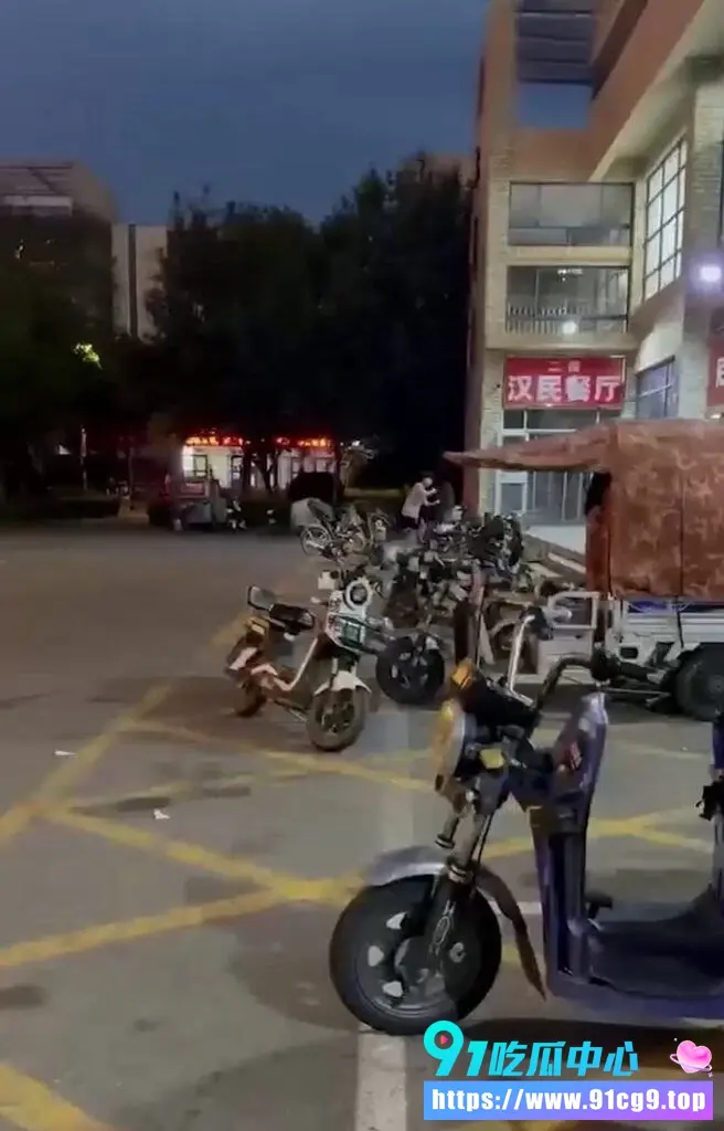 🍉沧州师范学院爆出情感丑闻 女生藏匿出轨手机 被男友围堵女寝暴揍一顿!👊 (2).webp