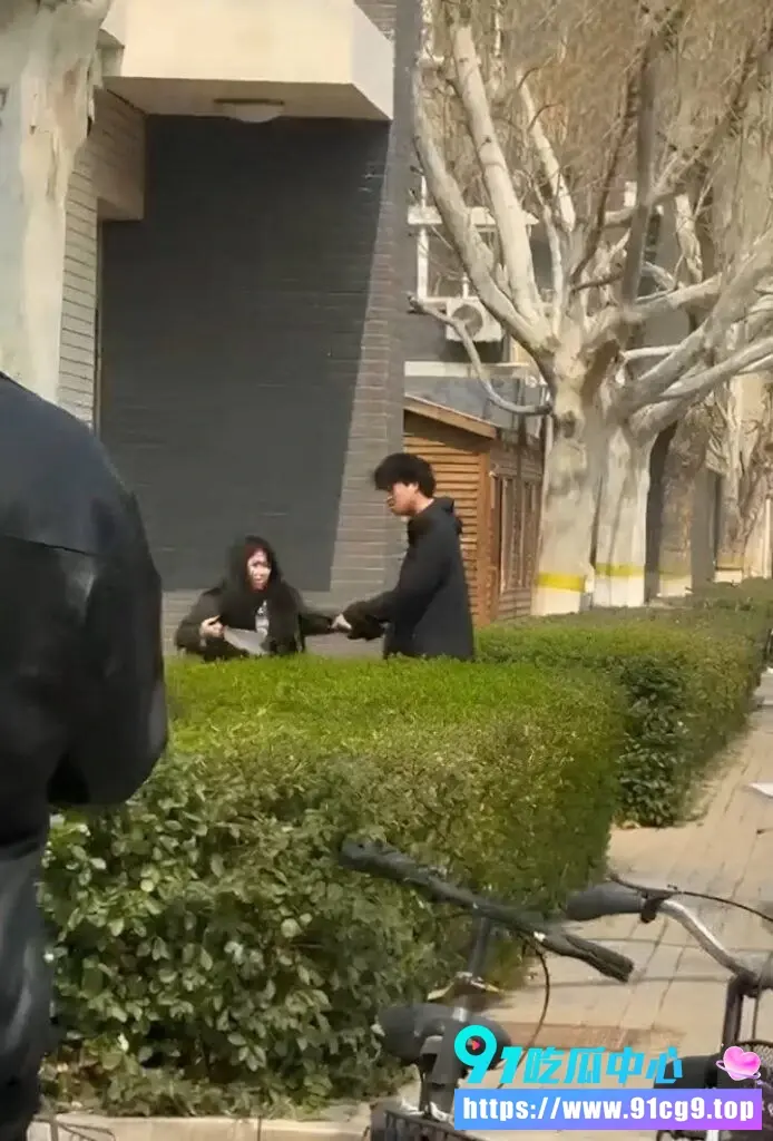 🍉沧州师范学院爆出情感丑闻 女生藏匿出轨手机 被男友围堵女寝暴揍一顿!👊 (1).webp