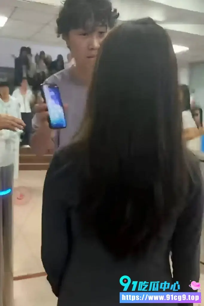 🍉沧州师范学院爆出情感丑闻 女生藏匿出轨手机 被男友围堵女寝暴揍一顿!👊 (3).webp