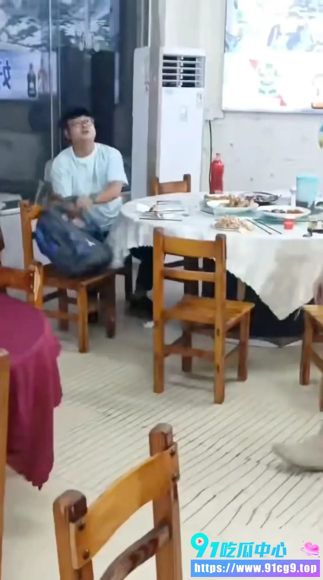一群人吃饭陌生人坐下就开吃 还骂别人 广东网友直呼活久见!8.webp