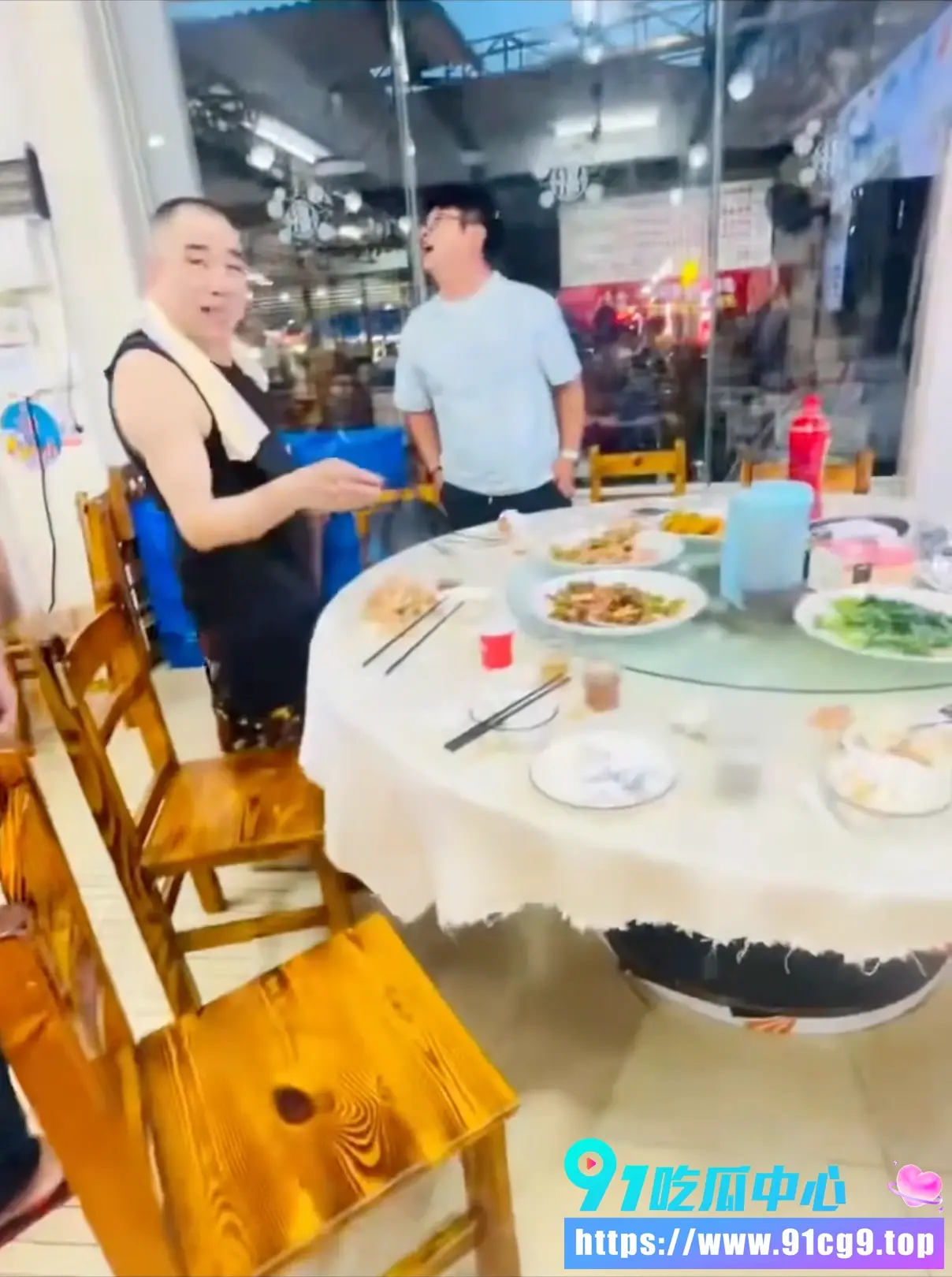 一群人吃饭陌生人坐下就开吃 还骂别人 广东网友直呼活久见!5.webp