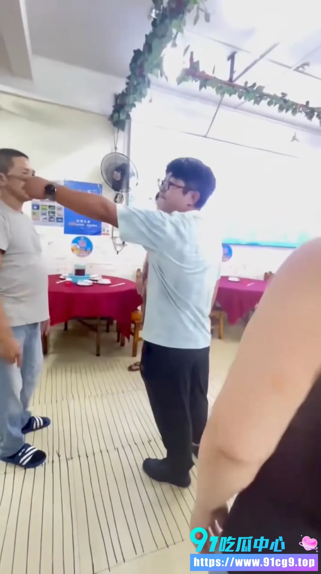 一群人吃饭陌生人坐下就开吃 还骂别人 广东网友直呼活久见!6.webp