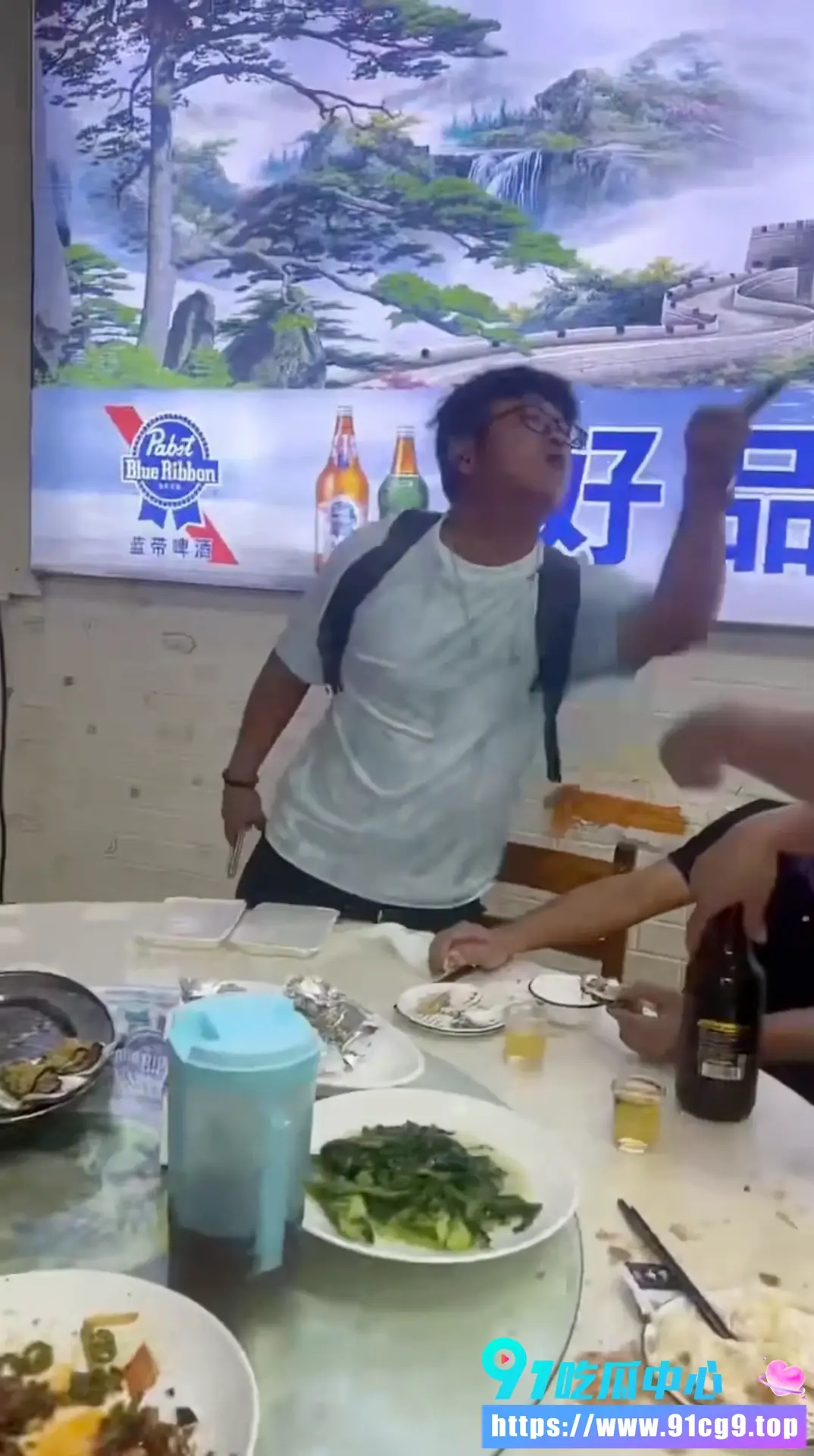 一群人吃饭陌生人坐下就开吃 还骂别人 广东网友直呼活久见!3.webp