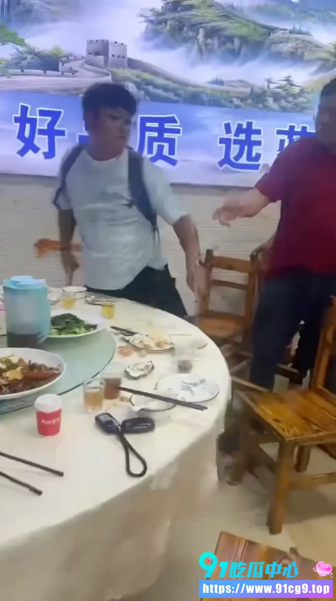 一群人吃饭陌生人坐下就开吃 还骂别人 广东网友直呼活久见!4.webp