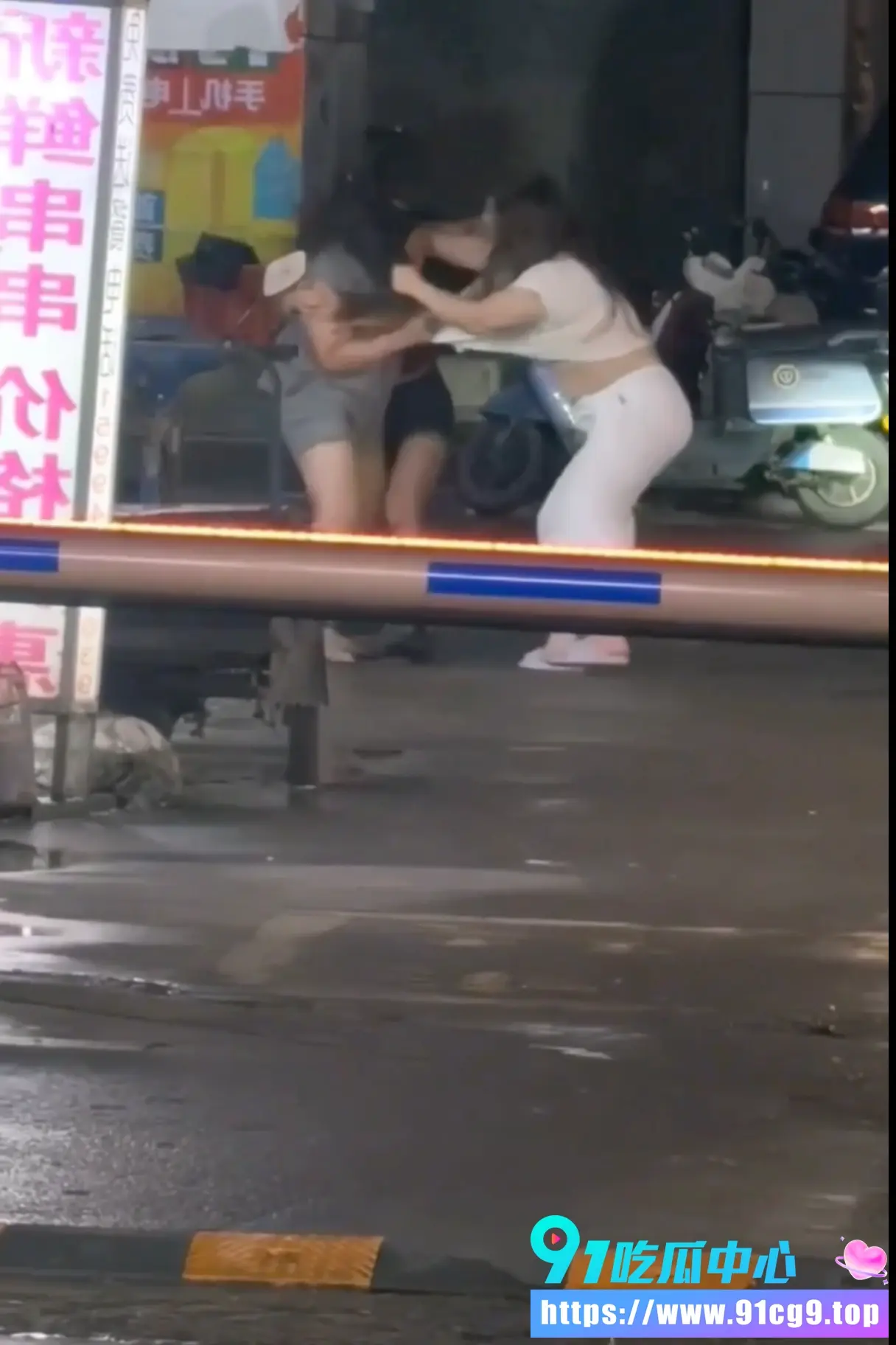 集美抢男朋友街头大打出手 夜间拉扯现场混乱 有个集美直接1打2!4.webp