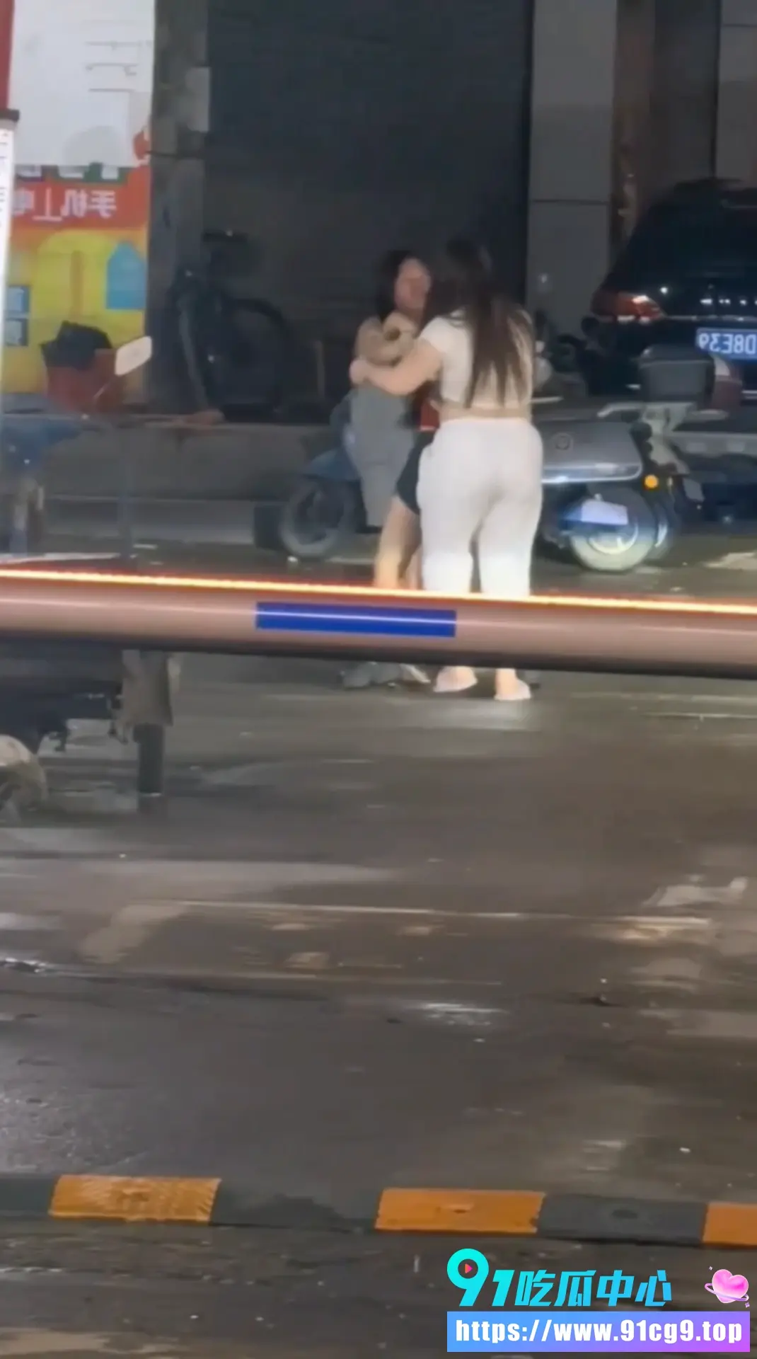 集美抢男朋友街头大打出手 夜间拉扯现场混乱 有个集美直接1打2!3.webp