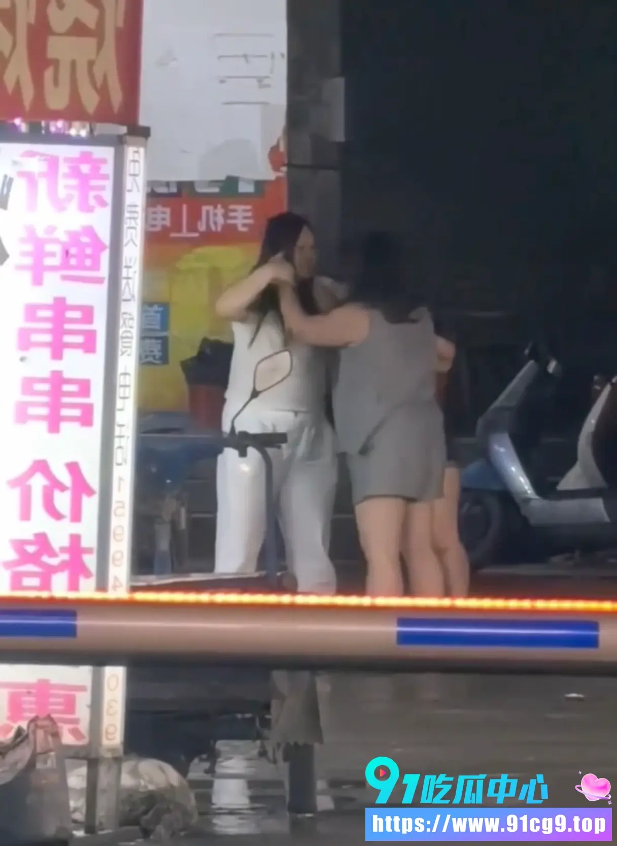 集美抢男朋友街头大打出手 夜间拉扯现场混乱 有个集美直接1打2!8.webp