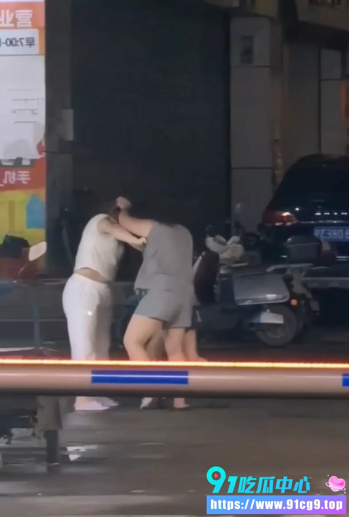 集美抢男朋友街头大打出手 夜间拉扯现场混乱 有个集美直接1打2!7.webp