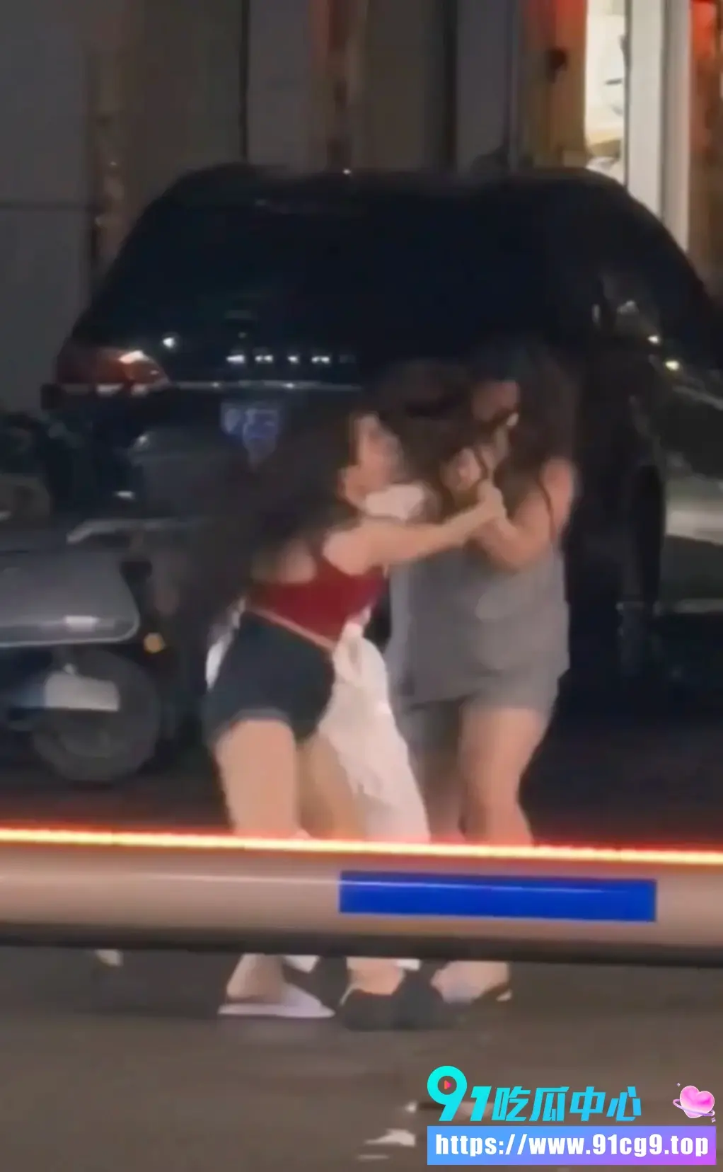 集美抢男朋友街头大打出手 夜间拉扯现场混乱 有个集美直接1打2!6.webp