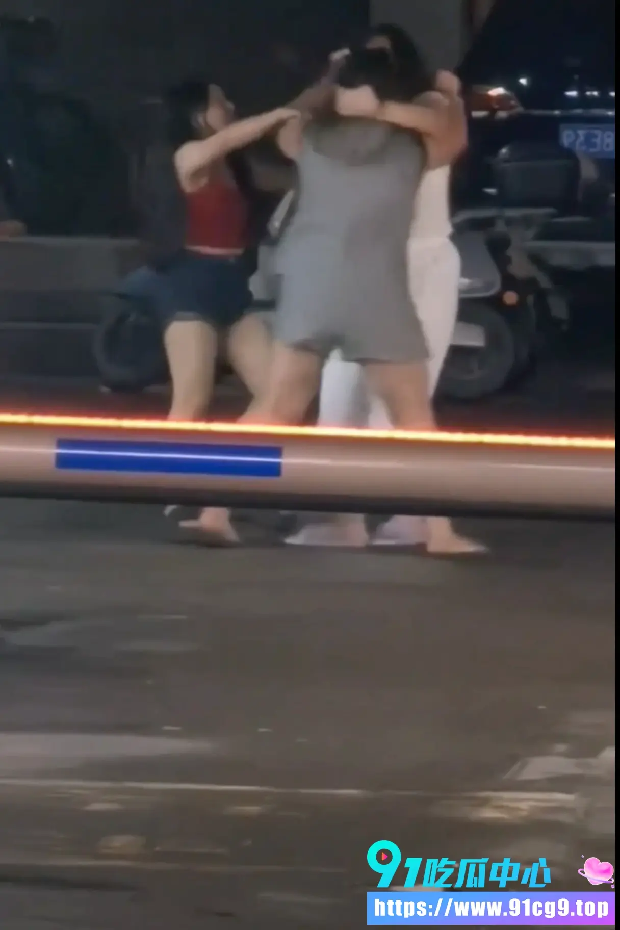 集美抢男朋友街头大打出手 夜间拉扯现场混乱 有个集美直接1打2!5.webp