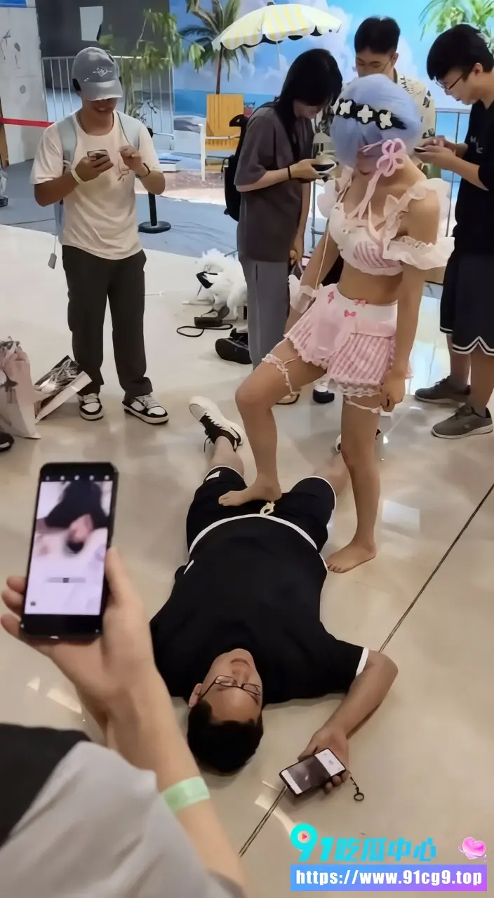 逆天漫展coser露脸提供 踩脸埋胸舔脚服务 女生站立脚踩男子脸部 网友直呼太会玩了 (6).webp