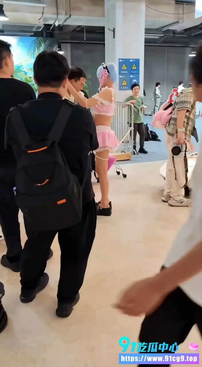 逆天漫展coser露脸提供 踩脸埋胸舔脚服务 女生站立脚踩男子脸部 网友直呼太会玩了 (3).webp