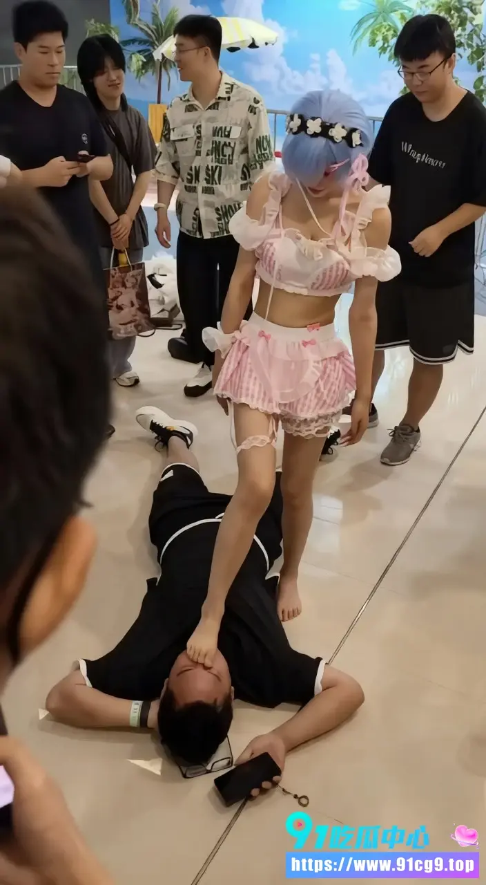 逆天漫展coser露脸提供 踩脸埋胸舔脚服务 女生站立脚踩男子脸部 网友直呼太会玩了 (2).webp