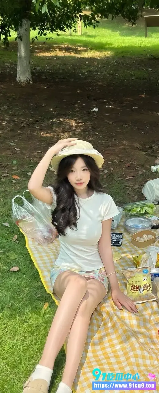 推特福利姬 困困狗 520女仆家政上门 身穿白色开档女仆装翘臀跪舔 无套猛干内射 (5).webp