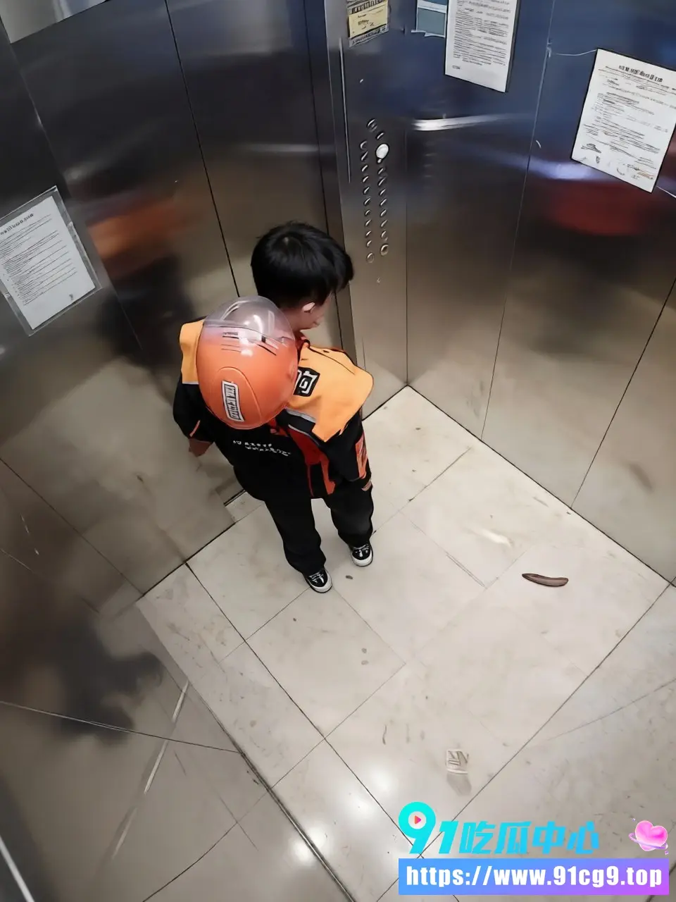 云南昆明晋宁区淘宝闪购外卖员电梯里蹲下大便 监控清晰记录送餐途中离谱操作 网友看完集体傻眼 (3).webp