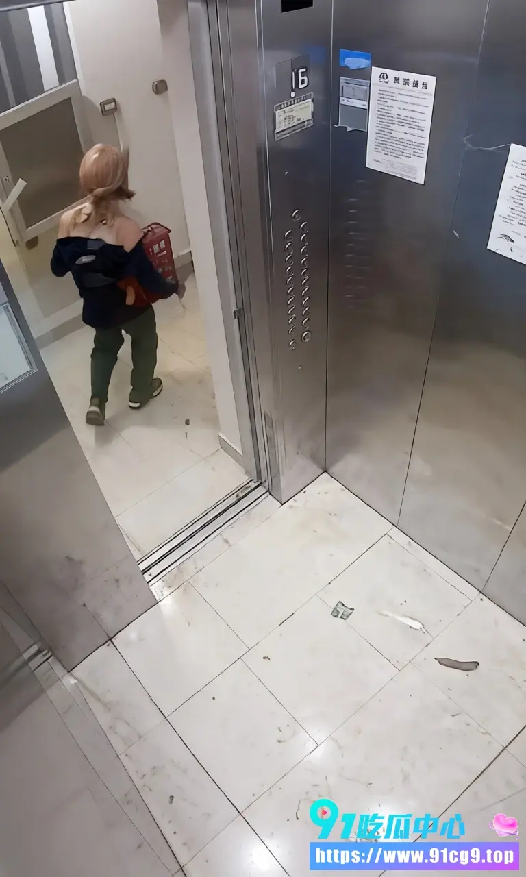 云南昆明晋宁区淘宝闪购外卖员电梯里蹲下大便 监控清晰记录送餐途中离谱操作 网友看完集体傻眼 (5).webp