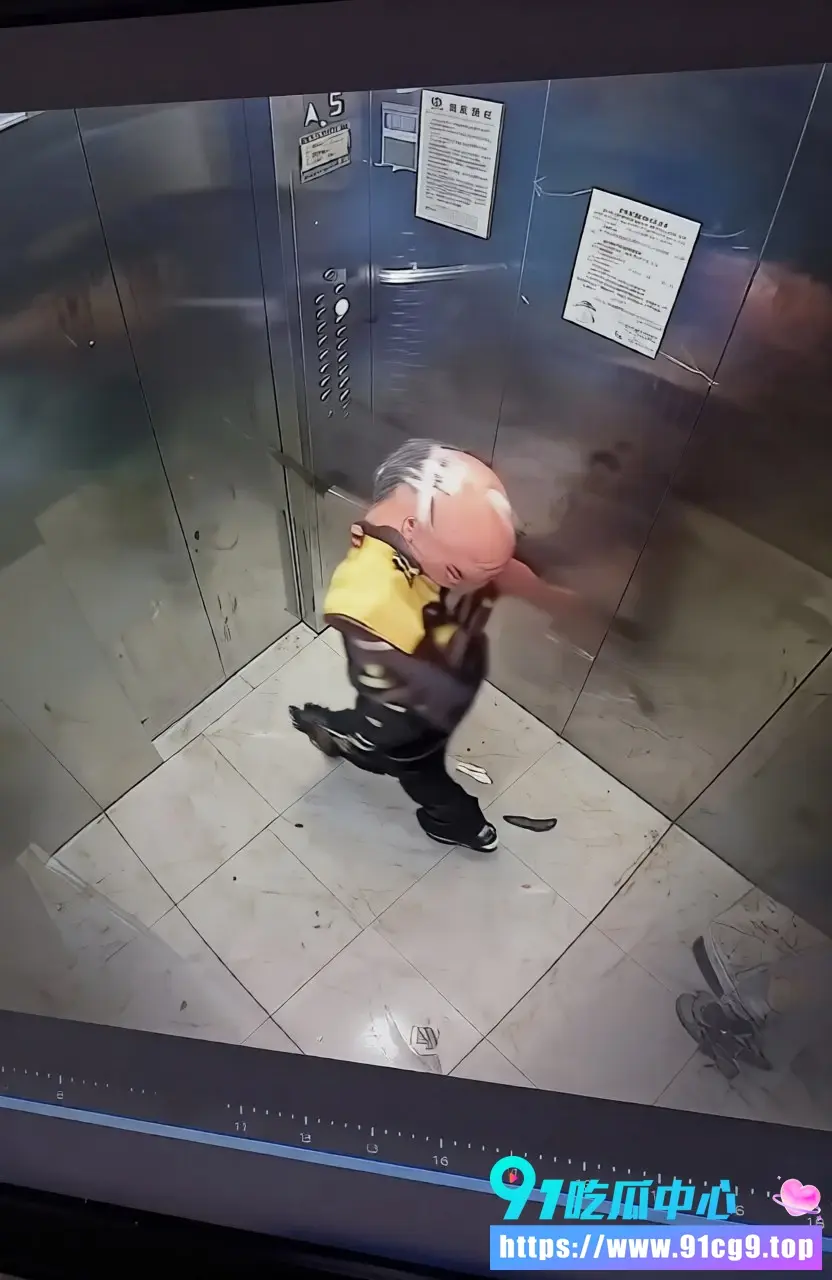 云南昆明晋宁区淘宝闪购外卖员电梯里蹲下大便 监控清晰记录送餐途中离谱操作 网友看完集体傻眼 (6).webp
