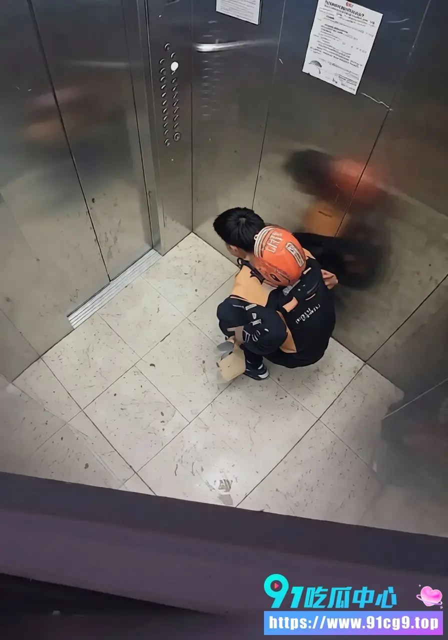 云南昆明晋宁区淘宝闪购外卖员电梯里蹲下大便 监控清晰记录送餐途中离谱操作 网友看完集体傻眼 (2).webp
