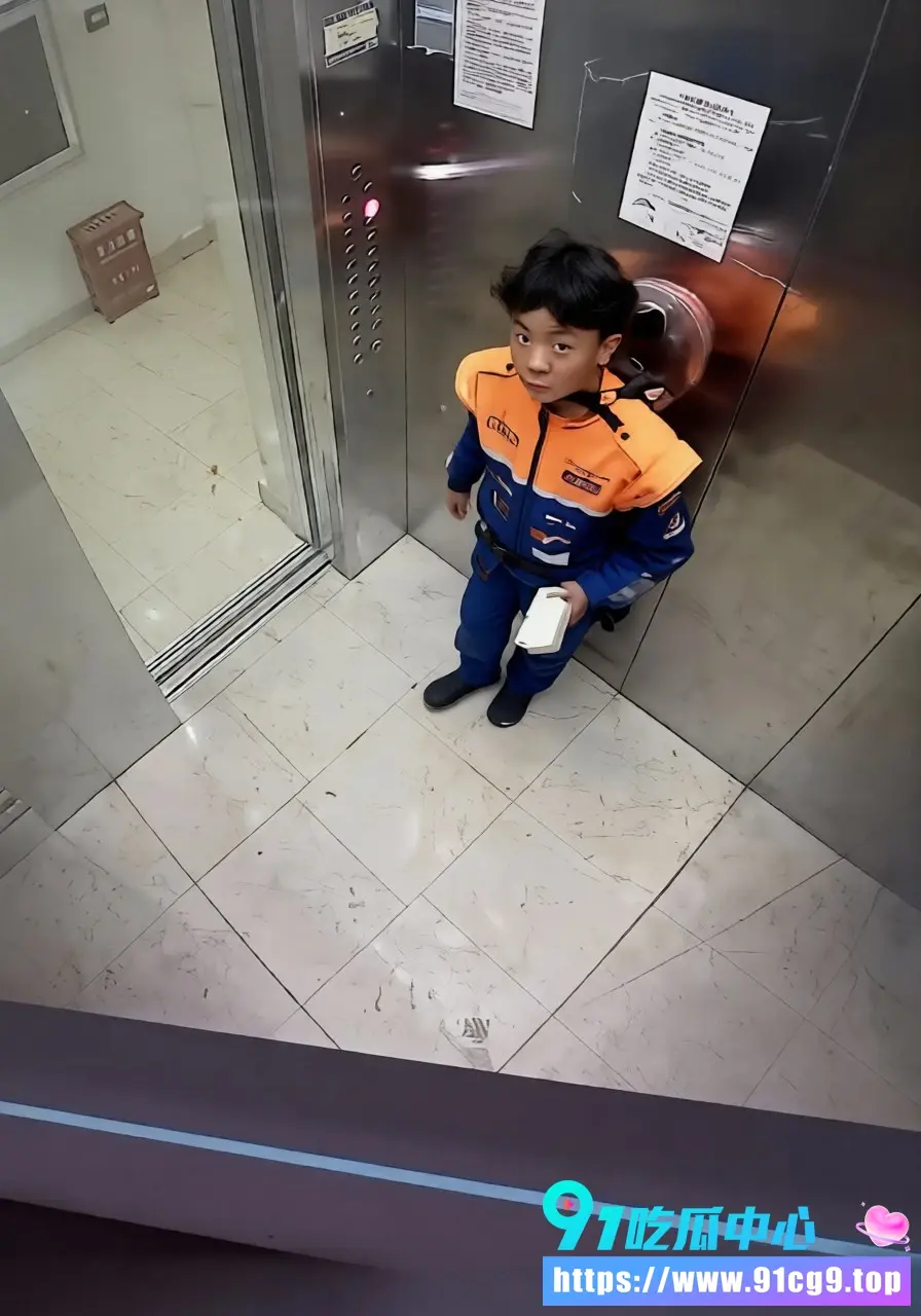云南昆明晋宁区淘宝闪购外卖员电梯里蹲下大便 监控清晰记录送餐途中离谱操作 网友看完集体傻眼 (1).webp