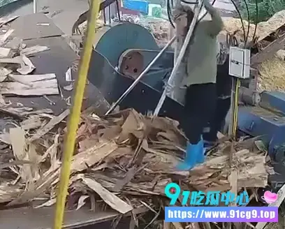 料厂机器吃人惨案女工喂料时直接被卷进粉碎机 整个人绞成肉酱 (4).webp