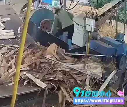 料厂机器吃人惨案女工喂料时直接被卷进粉碎机 整个人绞成肉酱 (3).webp