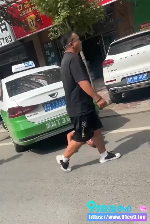 惊险现场黑龙江男子被出租车碾压卡住下半身路人合力抬车营救 (1).webp