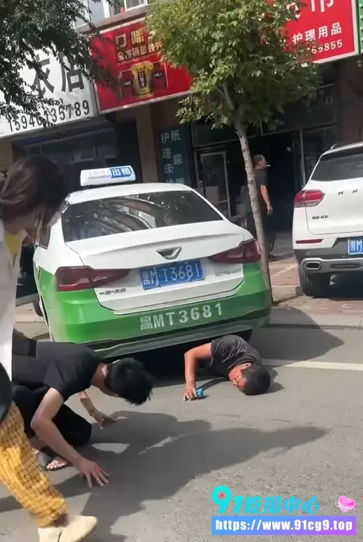 惊险现场黑龙江男子被出租车碾压卡住下半身路人合力抬车营救 .webp