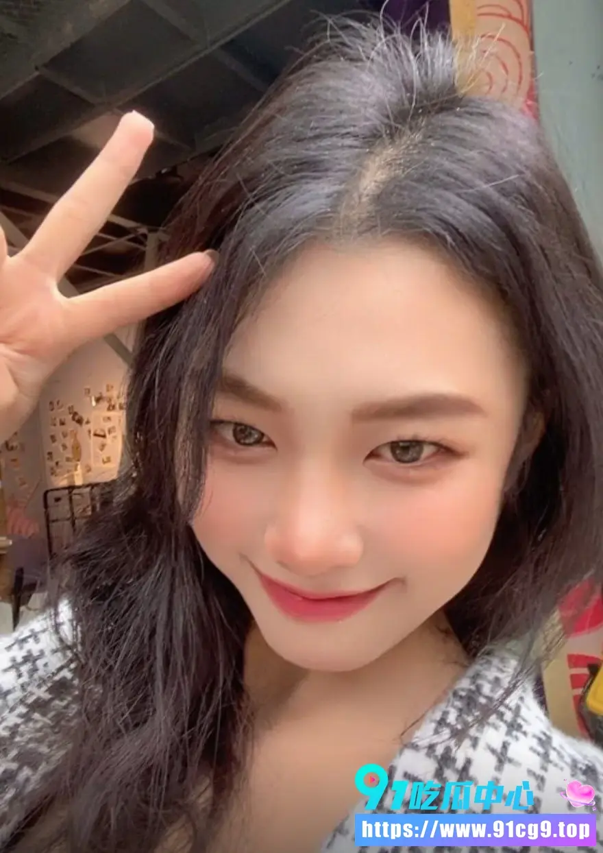 高颜值苗条白肤眼镜婊黑长直制服少女 多段自拍骚秀+做爱视频合辑!💥反差感爆表 (2).webp