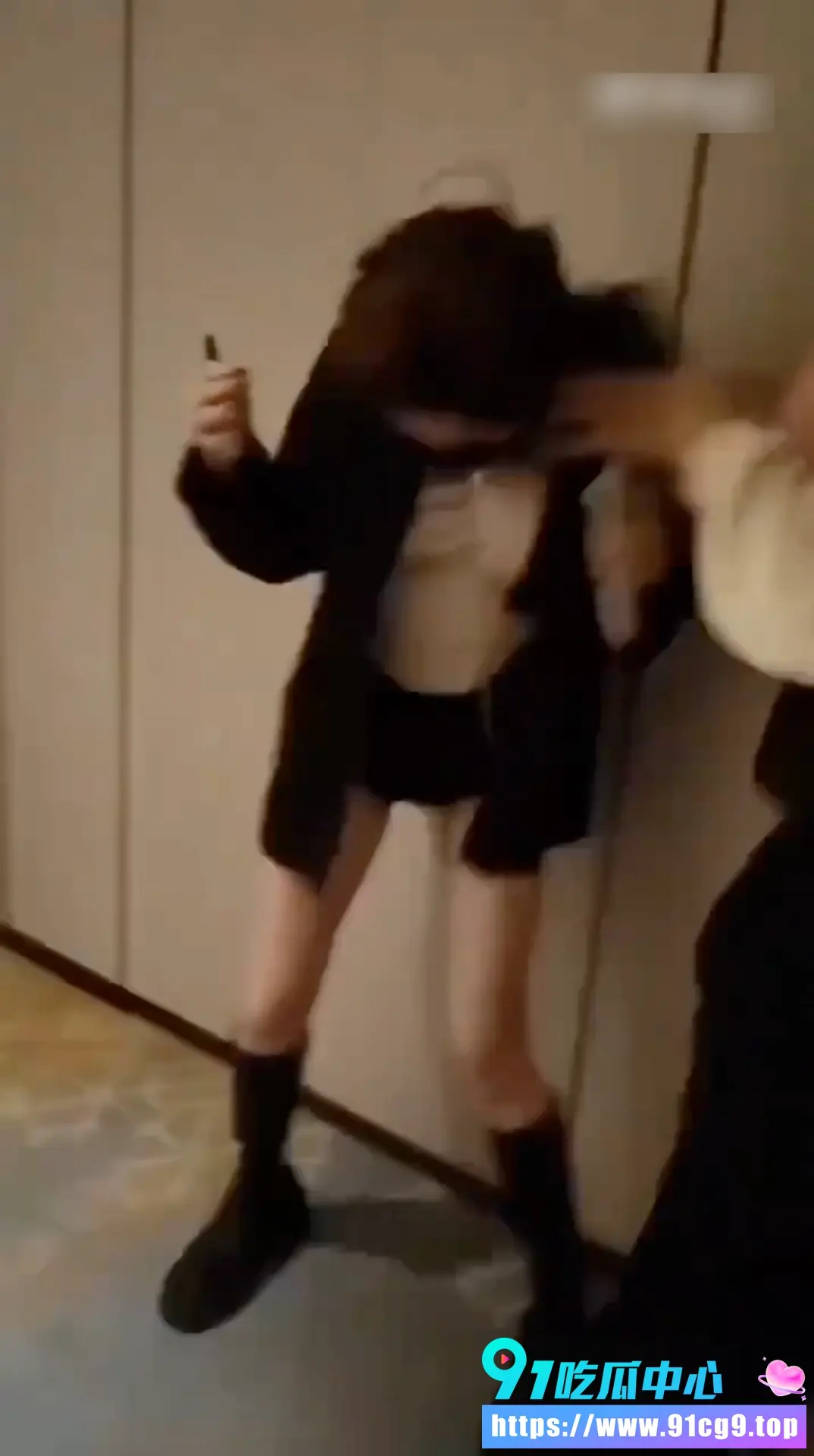 集美酒店捉奸在床 原配抓现行质问射精有没有戴套 现场推搡激烈!5.webp