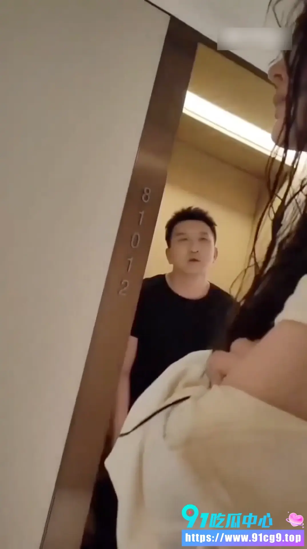 集美酒店捉奸在床 原配抓现行质问射精有没有戴套 现场推搡激烈!6.webp