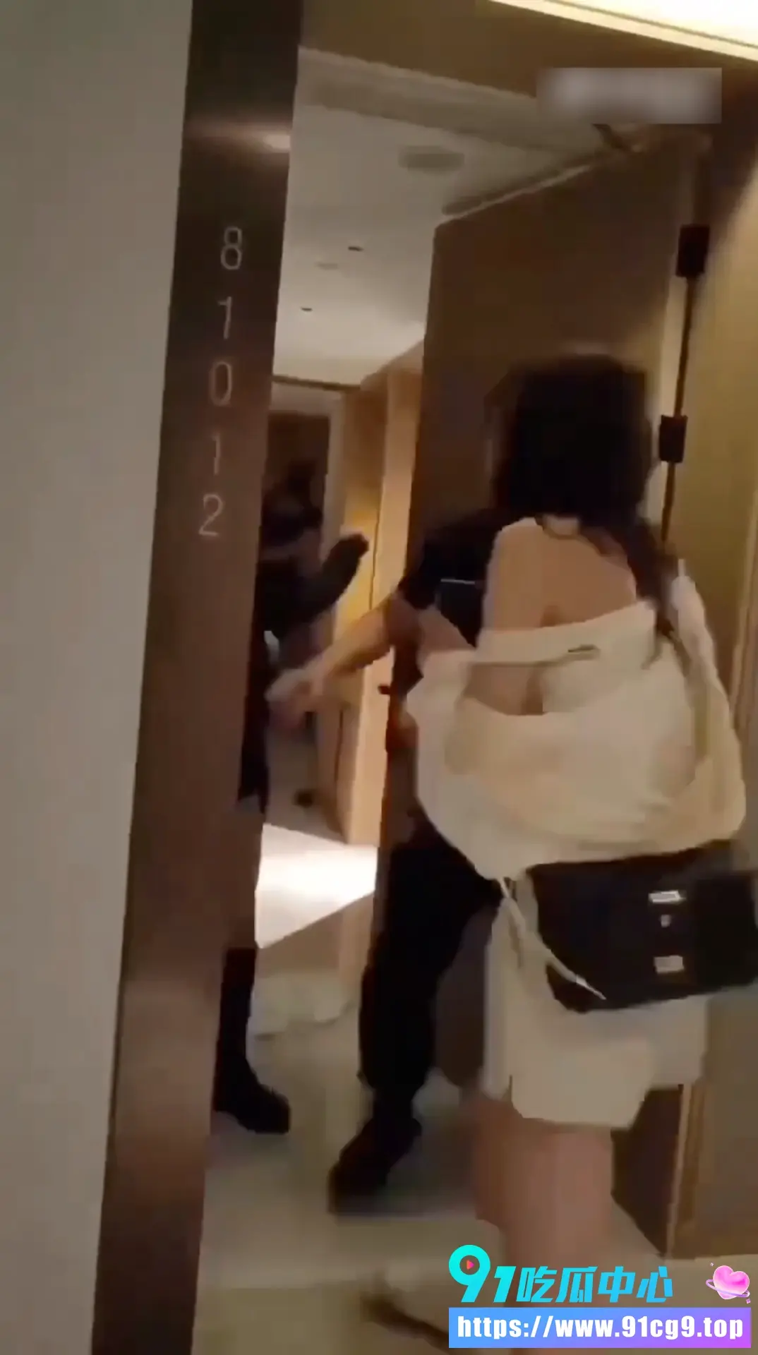 集美酒店捉奸在床 原配抓现行质问射精有没有戴套 现场推搡激烈!4.webp