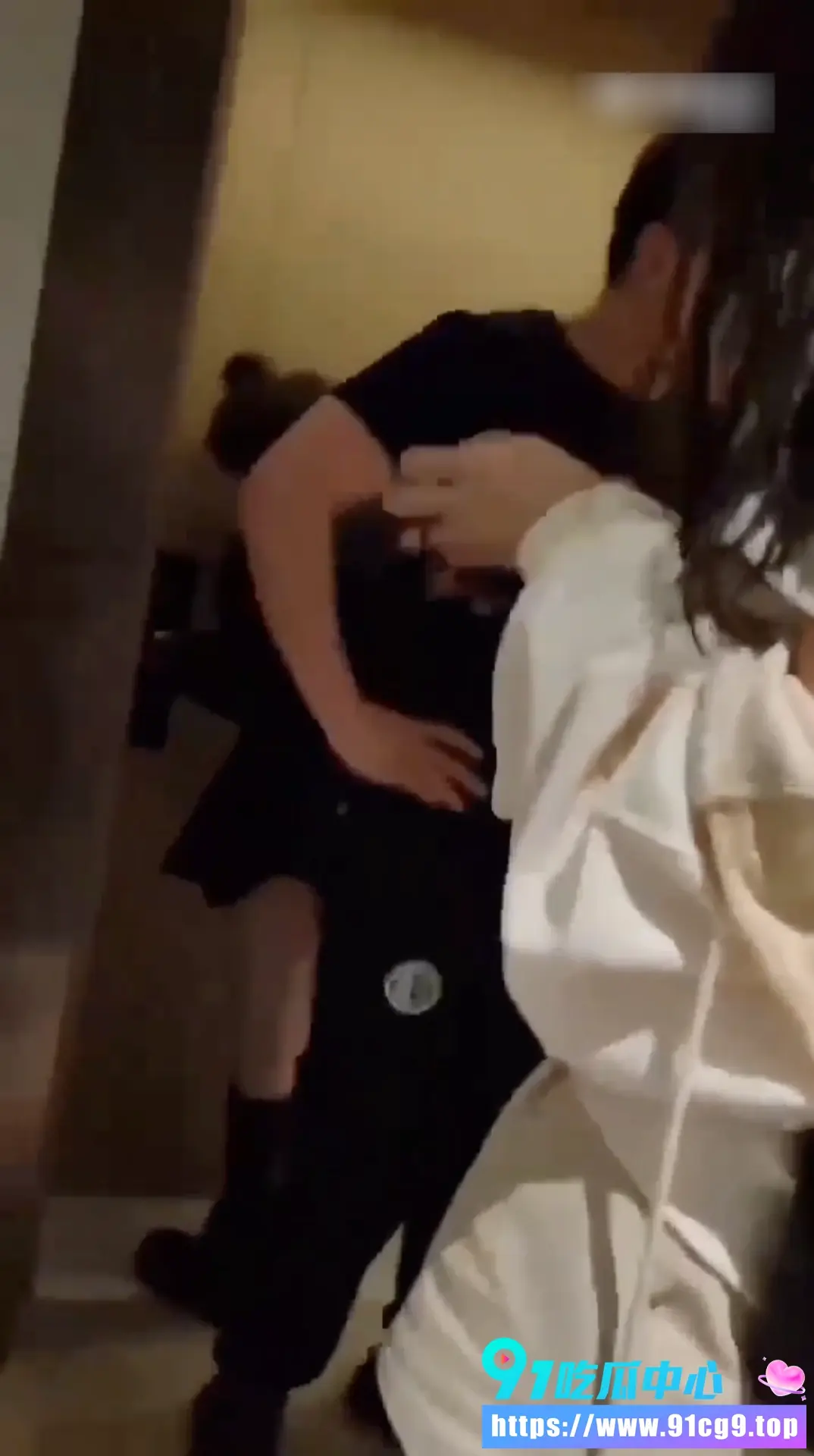 集美酒店捉奸在床 原配抓现行质问射精有没有戴套 现场推搡激烈!7.webp