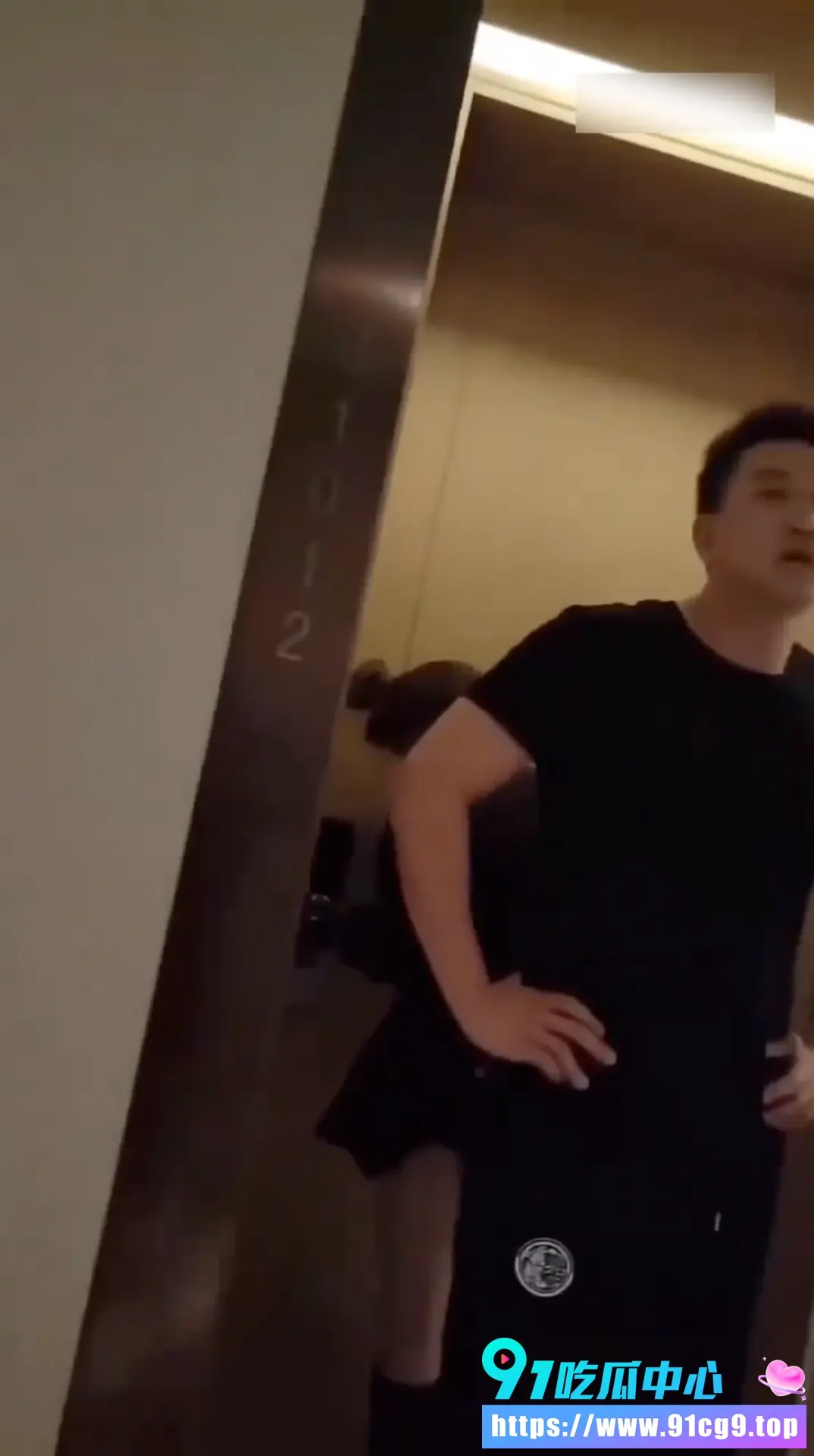 集美酒店捉奸在床 原配抓现行质问射精有没有戴套 现场推搡激烈!8.webp