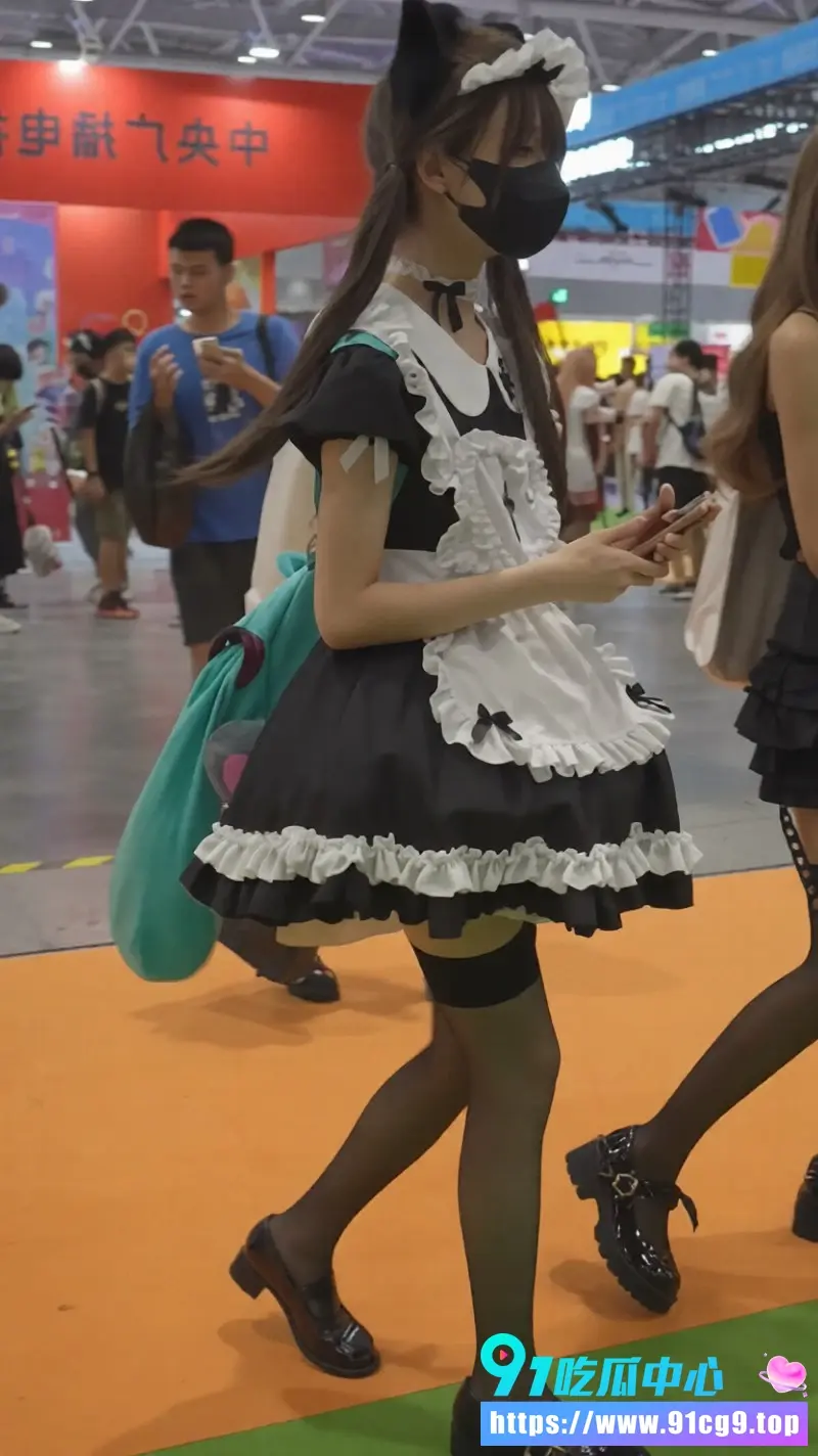 展会偷拍双马尾女仆装黑丝吊带袜粉内正面露黑色 极品小姐姐福利满满6.webp