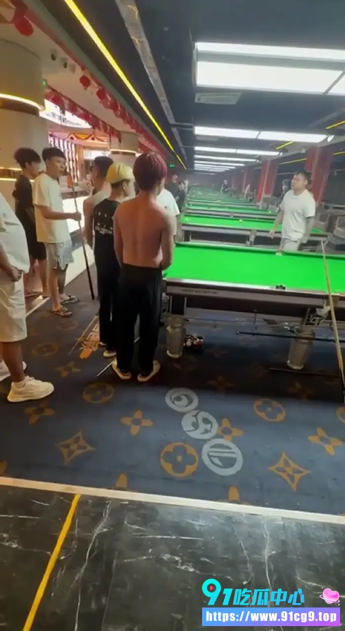 湖南永州道县789台球室大乱斗精神小伙怒脱衣持杆狂冲现场拳拳到肉混乱爆棚 (9).webp
