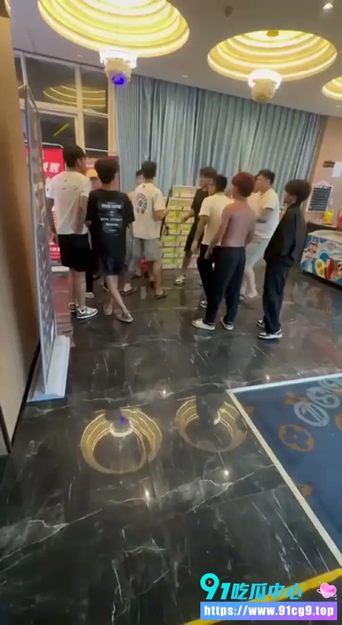 湖南永州道县789台球室大乱斗精神小伙怒脱衣持杆狂冲现场拳拳到肉混乱爆棚 (7).webp