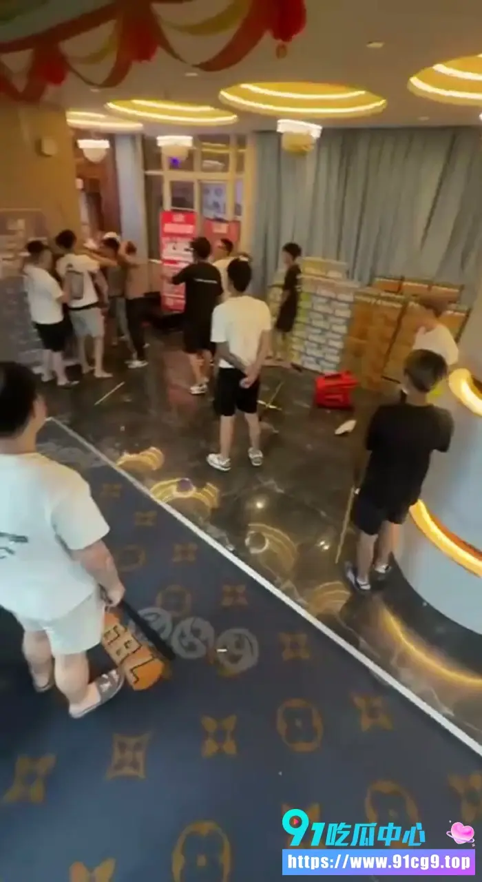 湖南永州道县789台球室大乱斗精神小伙怒脱衣持杆狂冲现场拳拳到肉混乱爆棚 (4).webp