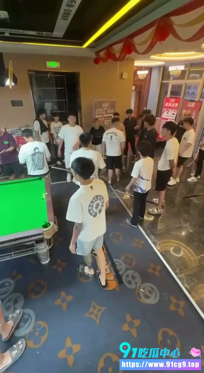 湖南永州道县789台球室大乱斗精神小伙怒脱衣持杆狂冲现场拳拳到肉混乱爆棚 (5).webp