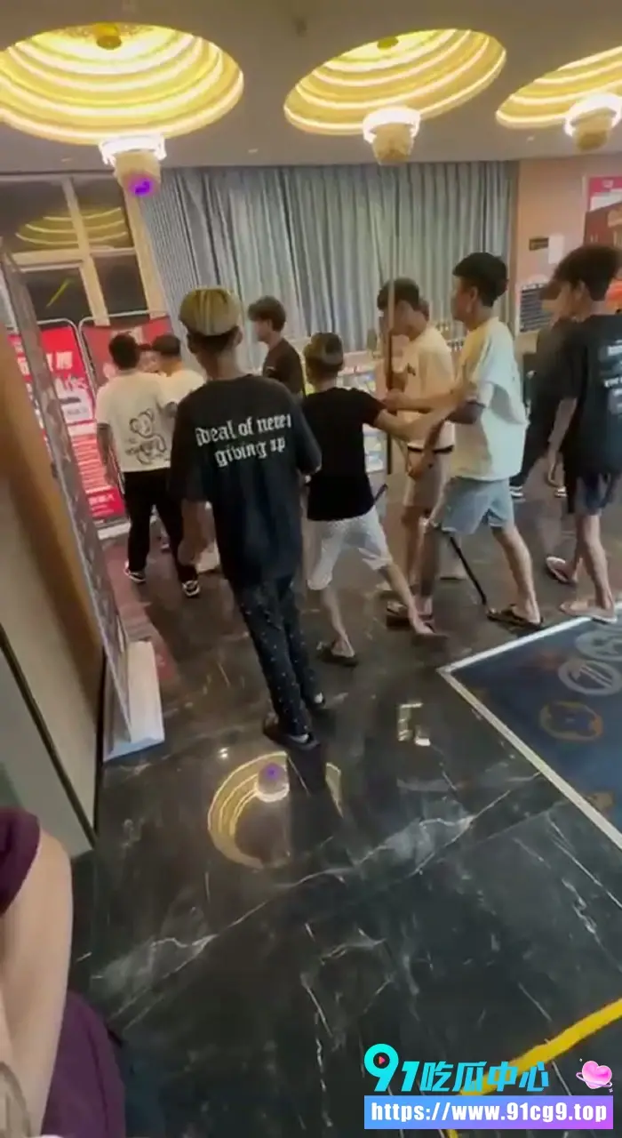 湖南永州道县789台球室大乱斗精神小伙怒脱衣持杆狂冲现场拳拳到肉混乱爆棚 (6).webp