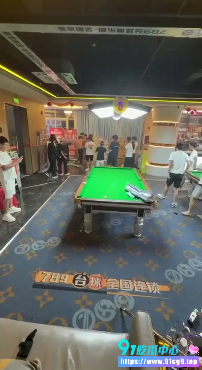 湖南永州道县789台球室大乱斗精神小伙怒脱衣持杆狂冲现场拳拳到肉混乱爆棚 (3).webp