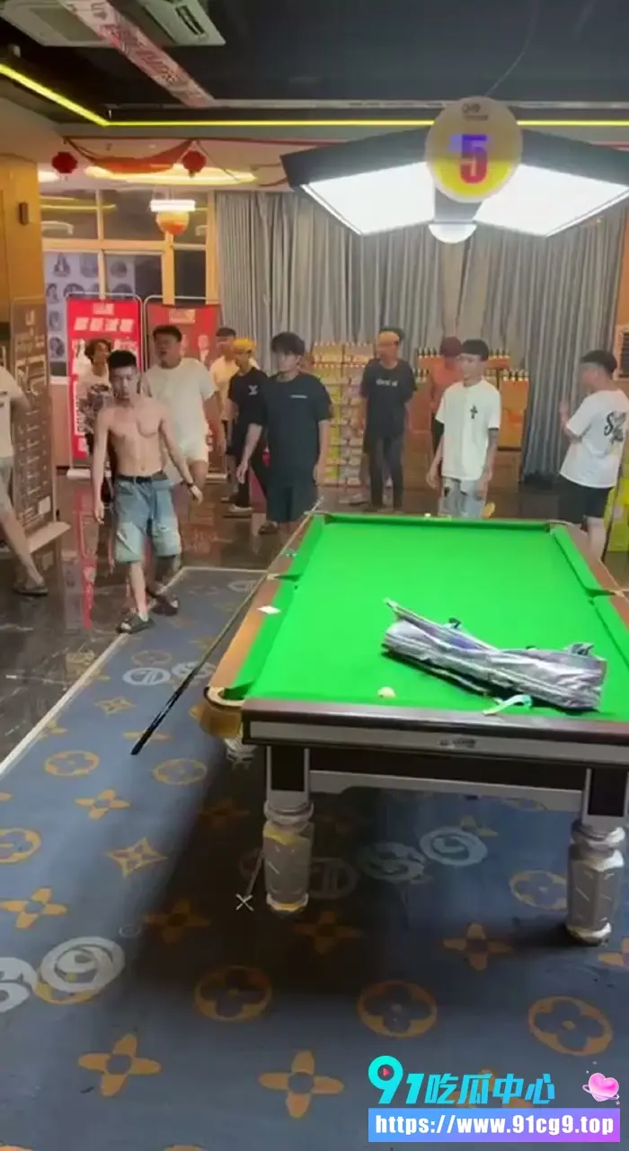 湖南永州道县789台球室大乱斗精神小伙怒脱衣持杆狂冲现场拳拳到肉混乱爆棚 (2).webp