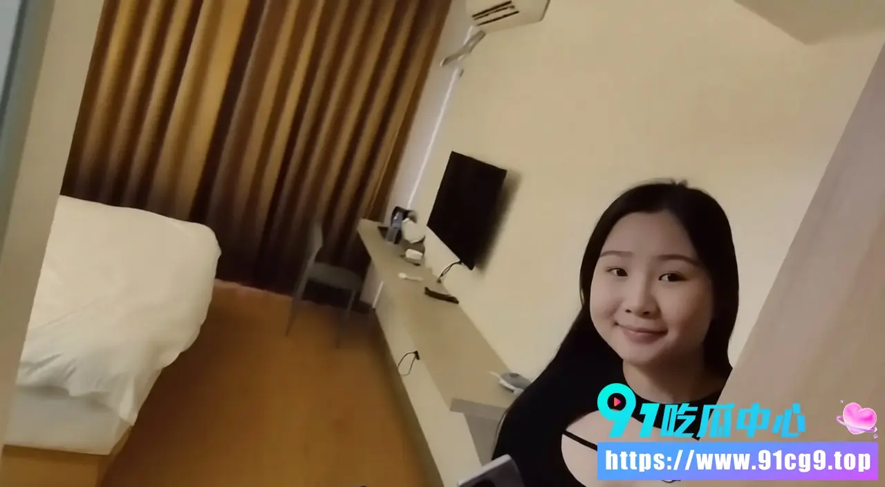 城中村记者暗访第一视角探店问价 多位妹子酒店门口走廊室内现身 探头张望真实带入感拉满 (3).webp
