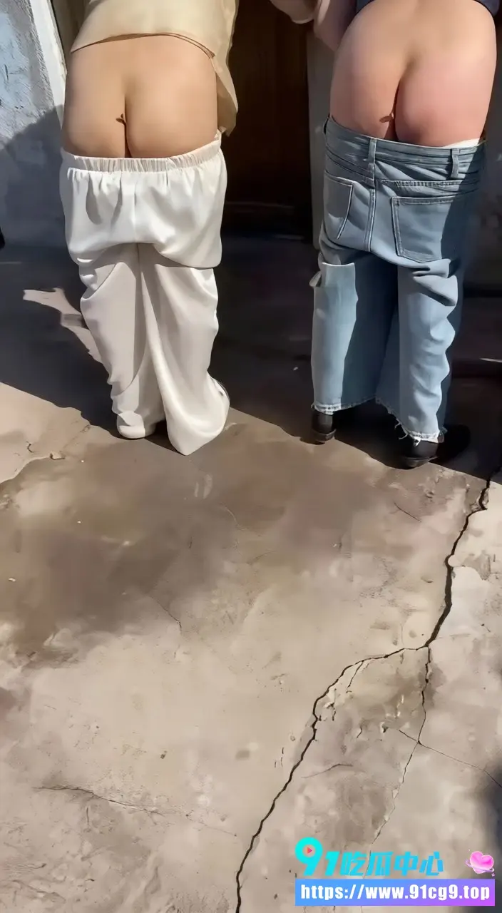 屁股放鞭炮太会玩了 多位妹子户外拉裤露臀大秀流量密码 网友直呼这波操作看点拉满 (1).webp