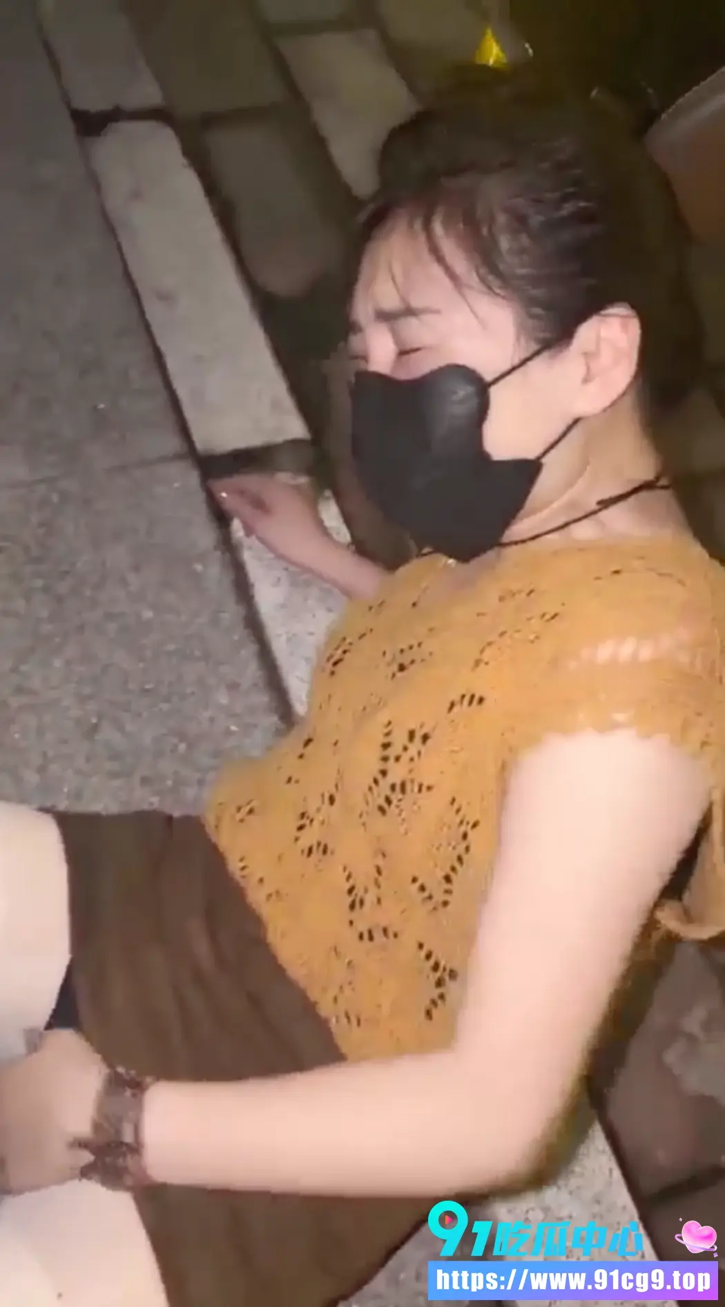 广东化州少妇用逼去刹停电瓶车 深夜的街头离谱画面真实又离谱!化州这条街瞬间出名7.webp
