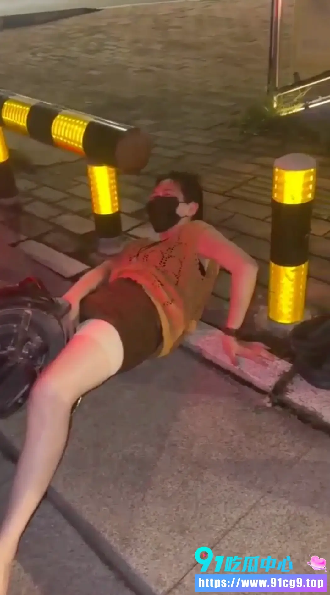 广东化州少妇用逼去刹停电瓶车 深夜的街头离谱画面真实又离谱!化州这条街瞬间出名4.webp