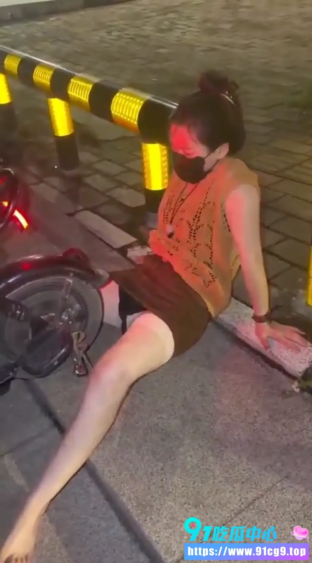 广东化州少妇用逼去刹停电瓶车 深夜的街头离谱画面真实又离谱!化州这条街瞬间出名3.webp