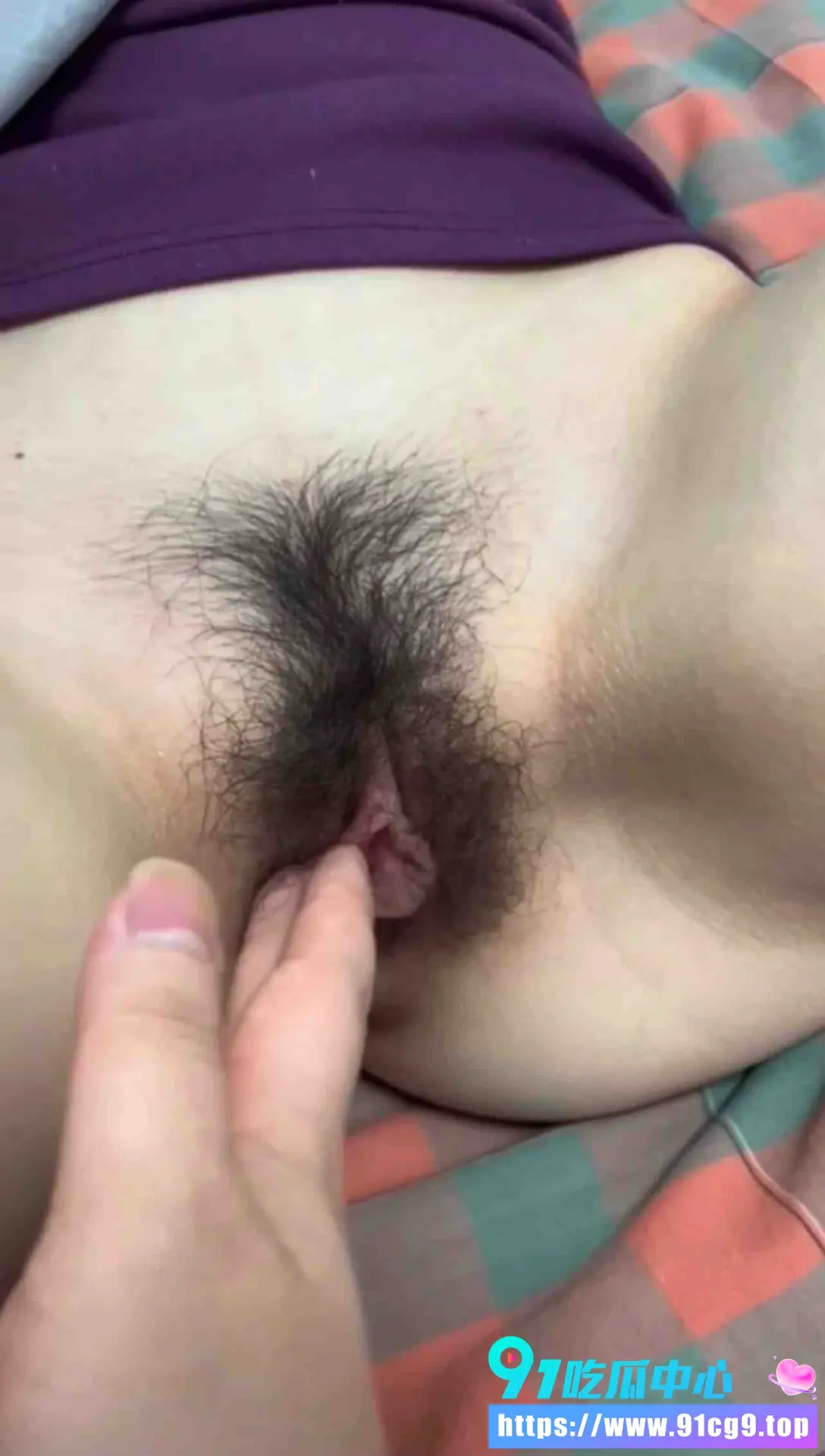 妹妹熟睡裸睡被我掀被子 肥美白嫩屁股直接看硬 忍不住上手揉捏 醒来直接求操激战 (4).webp