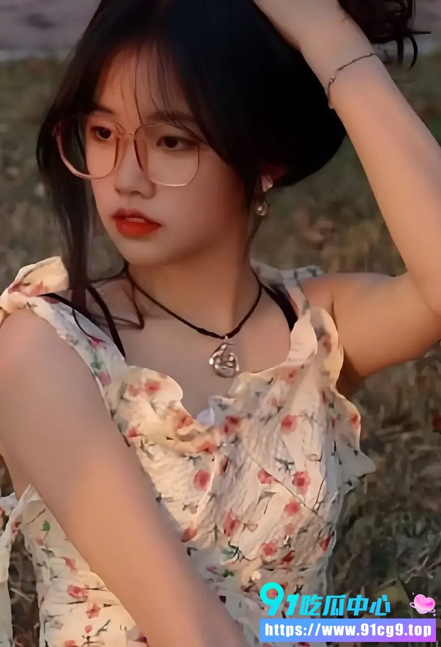 成都甜美少女徐静然露脸被男友调教 跪地深喉口交足交 叫床超诱人看完根本把持不住!3.webp