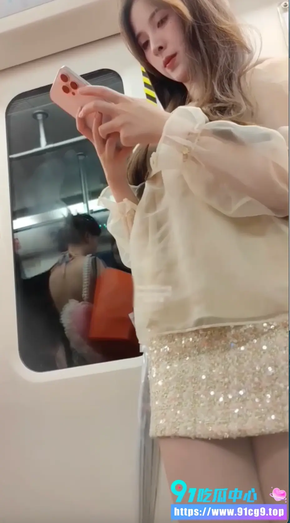 偷拍抄底地铁极品超短裙美女 裙底黄色内裤包裹鲍鱼真养眼😍 (2).webp