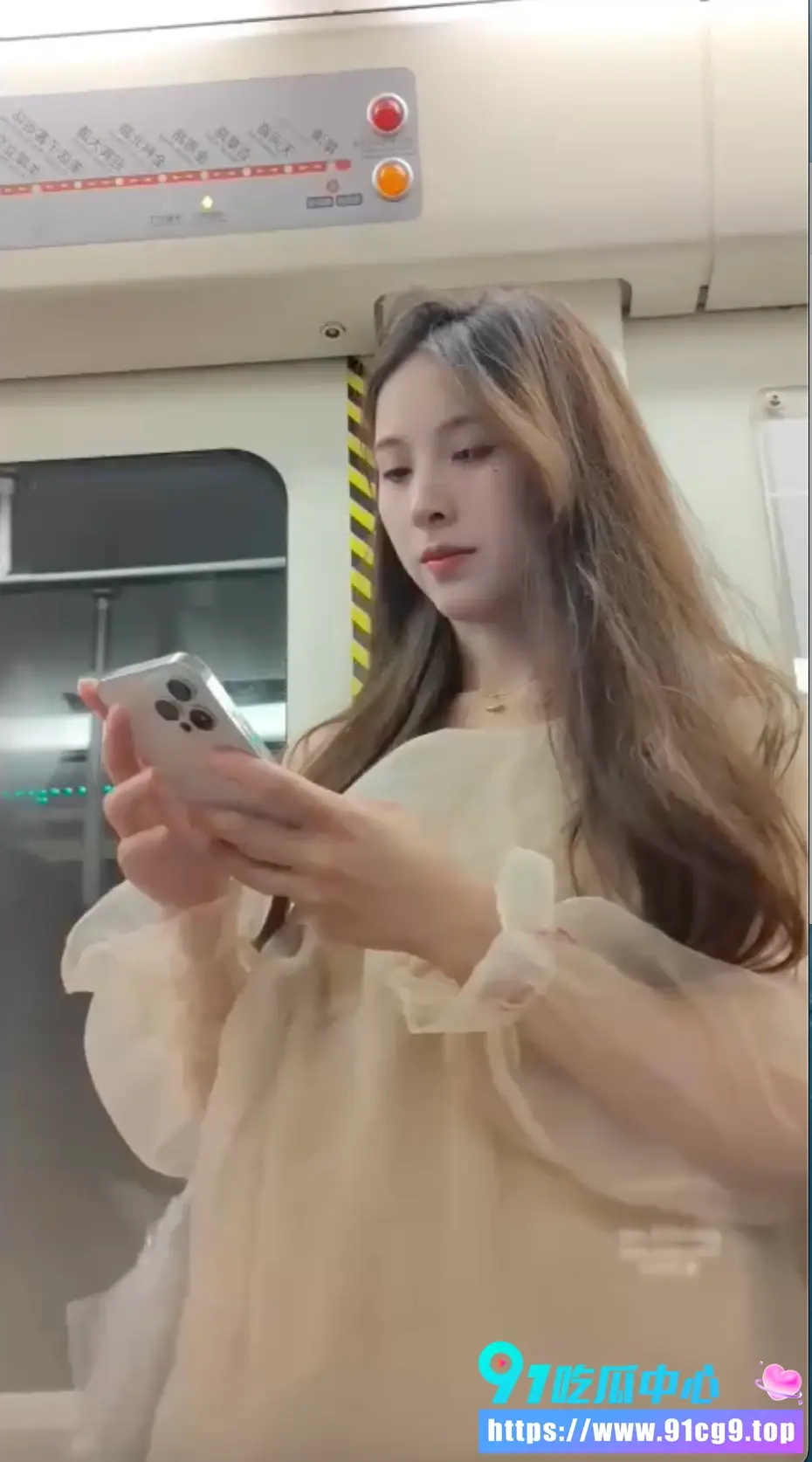 偷拍抄底地铁极品超短裙美女 裙底黄色内裤包裹鲍鱼真养眼😍 (1).webp